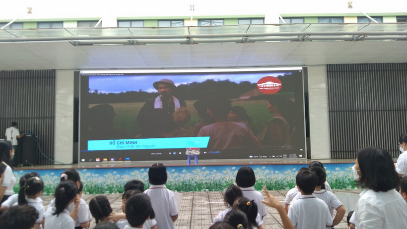 A group of people watching a television

Description automatically generated with low confidence