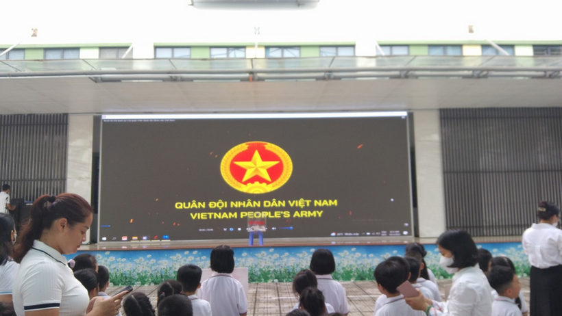 A group of people looking at a screen

Description automatically generated with medium confidence