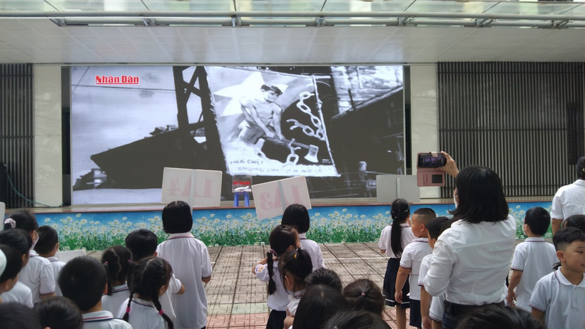 A group of people looking at a screen

Description automatically generated with medium confidence