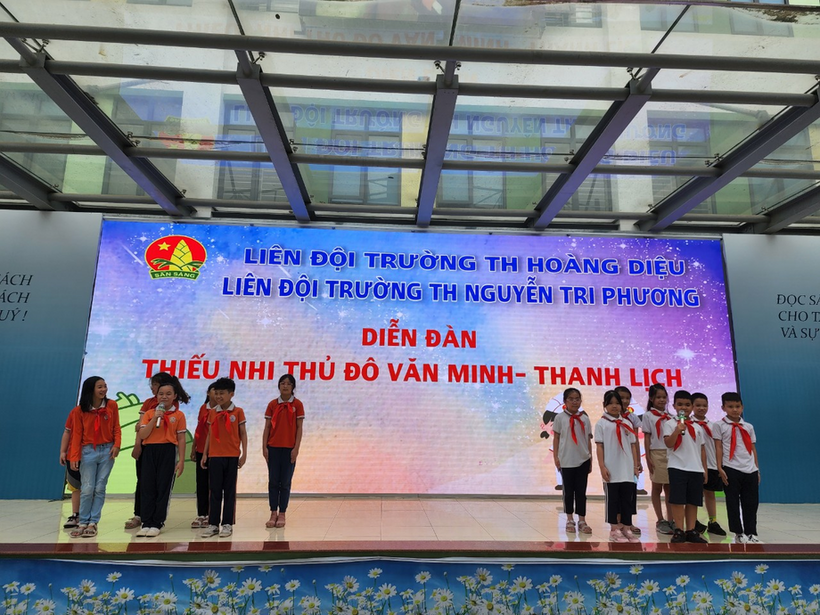 A group of people standing on a stage

Description automatically generated with medium confidence