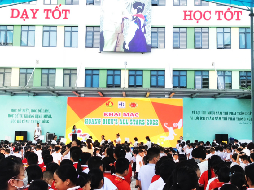 A large group of people in front of a building

Description automatically generated with medium confidence