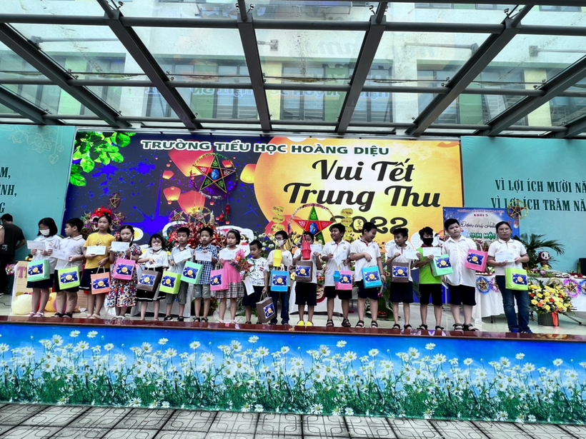 A group of people posing for a photo

Description automatically generated with medium confidence