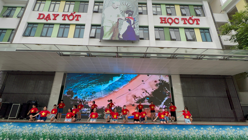 A group of people posing for a photo in front of a building

Description automatically generated with medium confidence