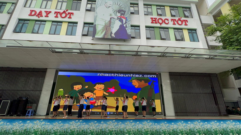 A group of people standing in front of a building

Description automatically generated with medium confidence