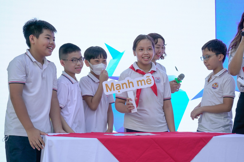 A group of people holding a sign

Description automatically generated with medium confidence