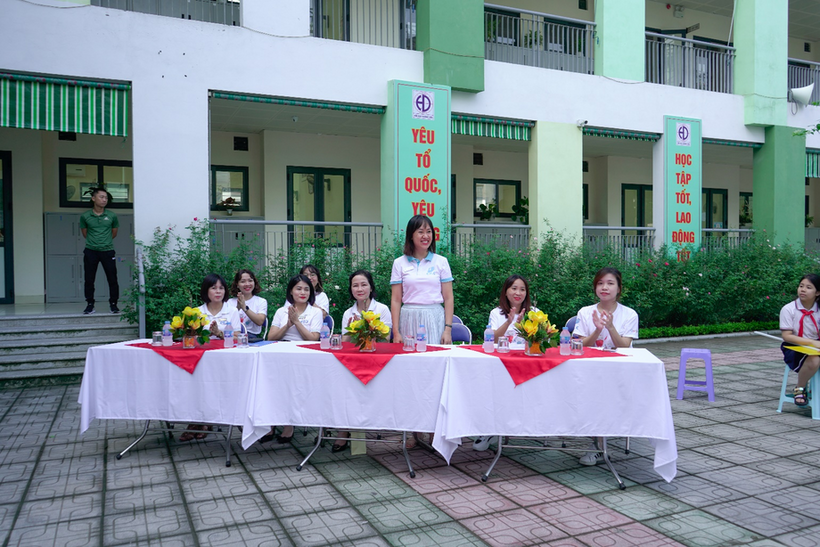 A group of people sitting at a table outside

Description automatically generated with medium confidence
