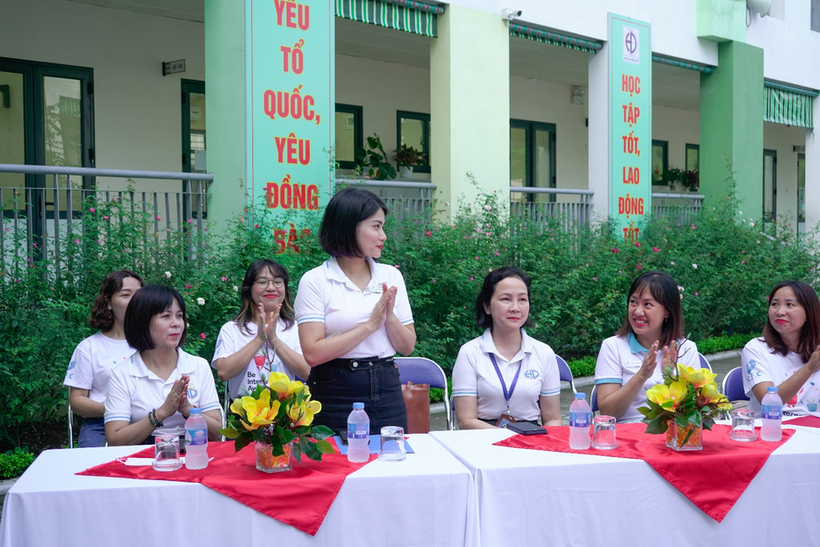 A group of women sitting at a table

Description automatically generated with medium confidence
