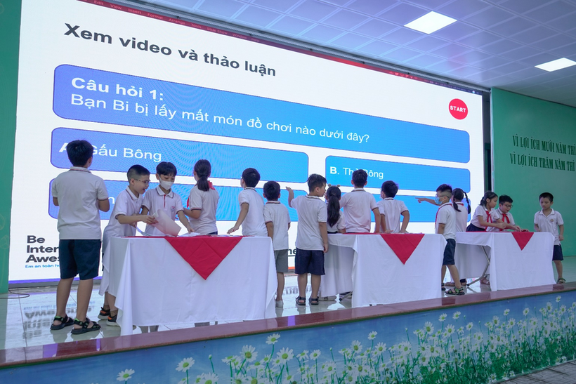 A group of people standing on a stage

Description automatically generated with low confidence