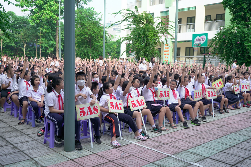 A group of people sitting outside

Description automatically generated with low confidence