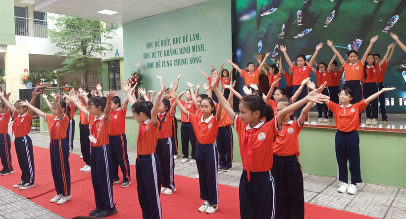 Ảnh có chứa người, đứng, nhóm, con ngườiMô tả được tạo tự động