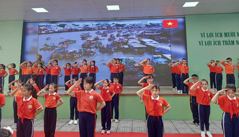 Ảnh có chứa văn bản, người, nhóm, con ngườiMô tả được tạo tự động