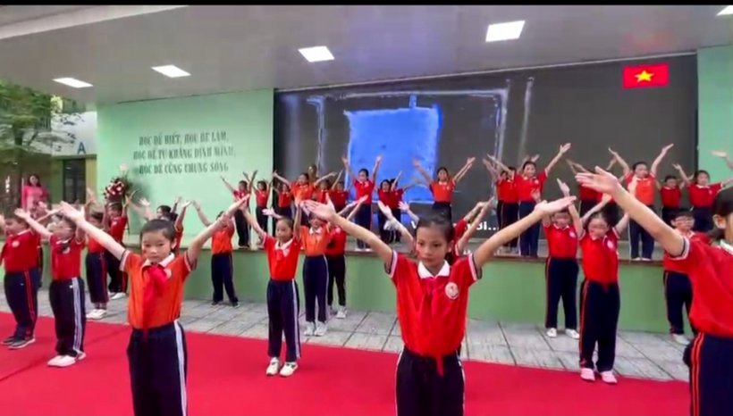 Ảnh có chứa trong nhà, trần, thể thaoMô tả được tạo tự động