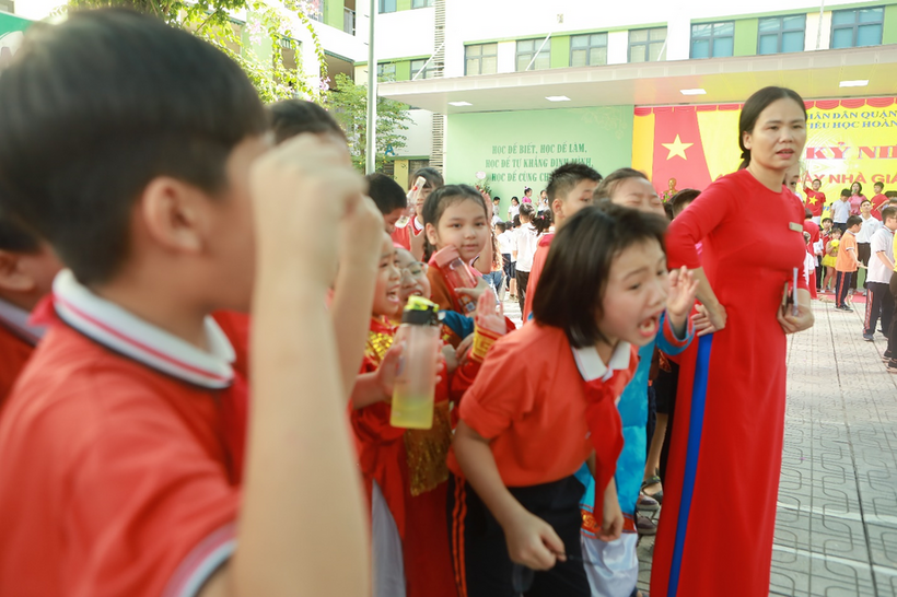 Ảnh có chứa văn bản, người, đứng, con ngườiMô tả được tạo tự động