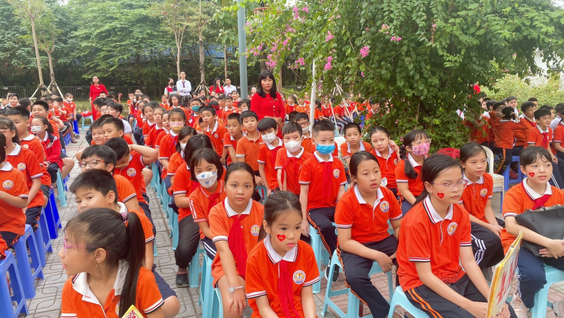 Ảnh có chứa cây, người, ngoài trời, nhómMô tả được tạo tự động