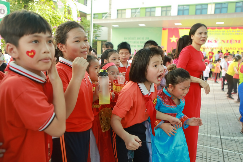 Ảnh có chứa người, trẻ em, cậu bé, đám đôngMô tả được tạo tự động