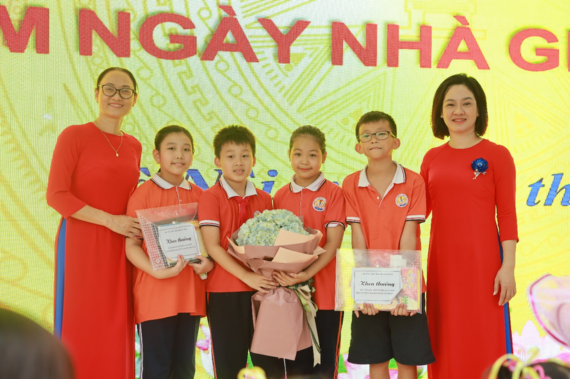 Ảnh có chứa văn bản, người, tạo dáng, đứngMô tả được tạo tự động