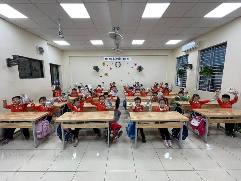 A group of children sitting at desks in a classroom

Description automatically generated with medium confidence