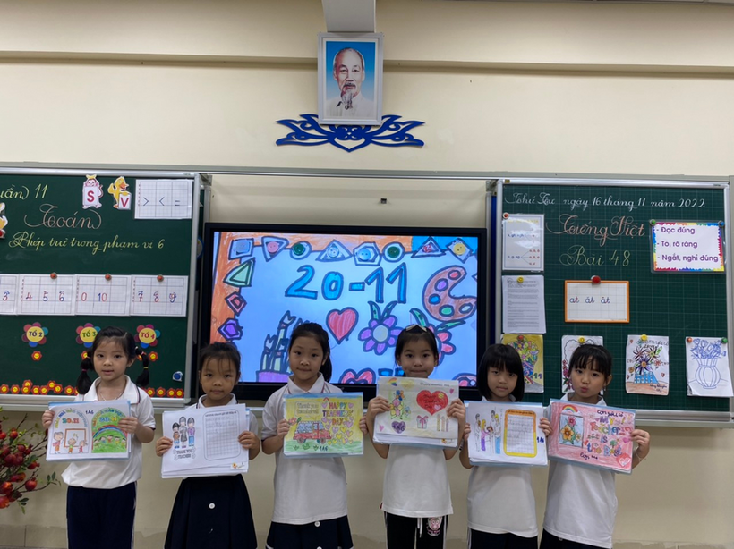 A group of children holding certificates

Description automatically generated with low confidence