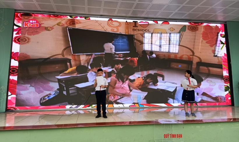 Ảnh có chứa văn bản, trong nhà, bàn

Mô tả được tạo tự động