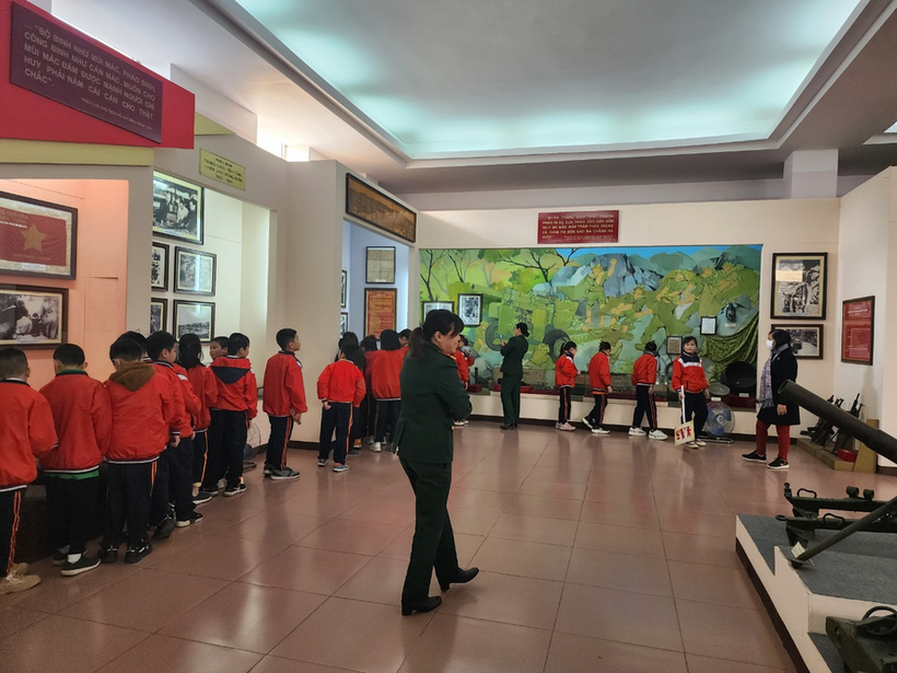 A group of people in a room

Description automatically generated with low confidence