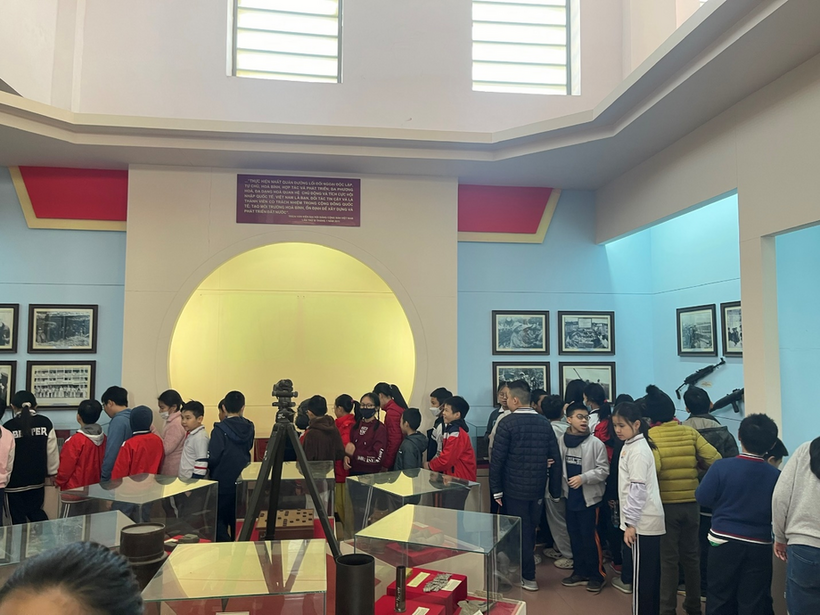 A group of people in a room

Description automatically generated with medium confidence