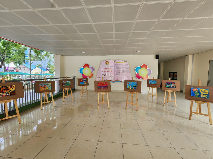 A picture containing floor, indoor, ceiling, area

Description automatically generated