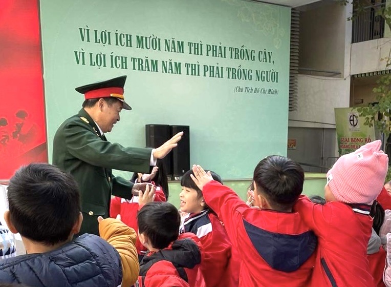 A person speaking to a group of children

Description automatically generated with low confidence