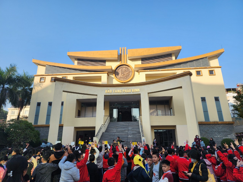 A large group of people outside a building

Description automatically generated with medium confidence