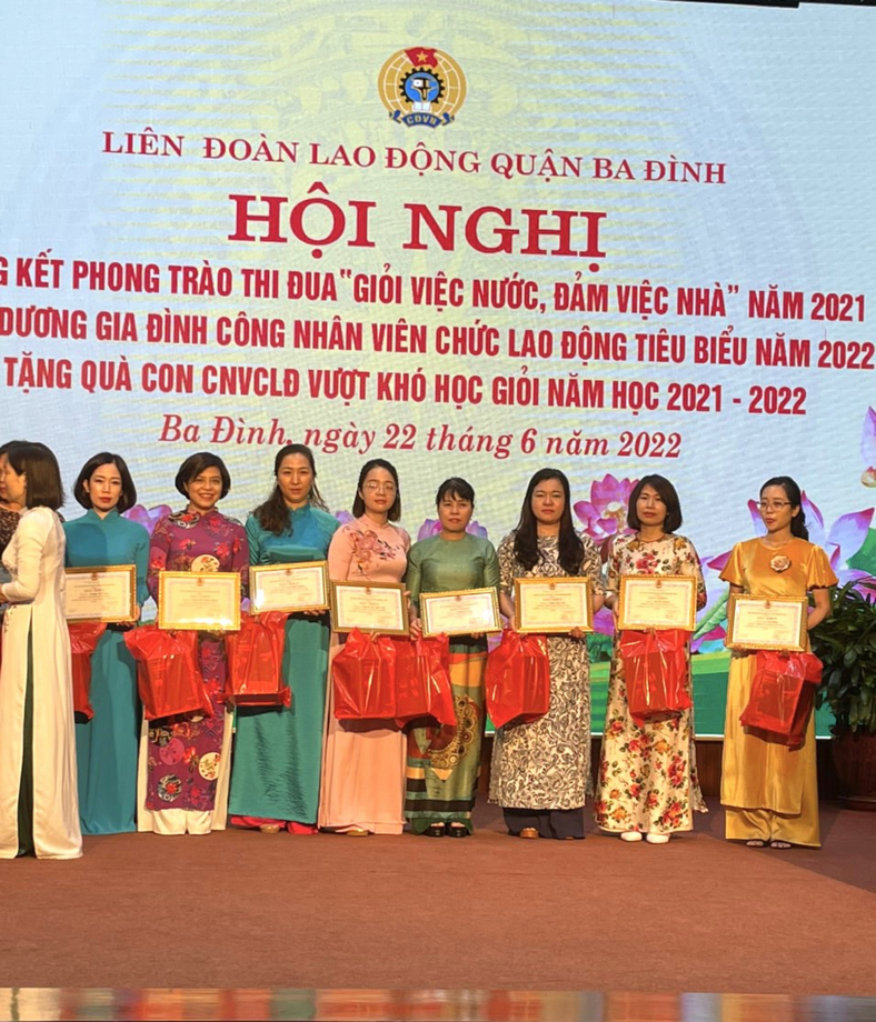 A group of women in traditional dress

Description automatically generated with low confidence