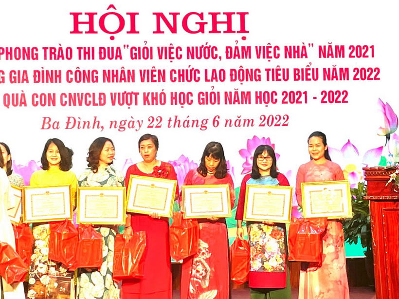 A group of people holding certificates

Description automatically generated