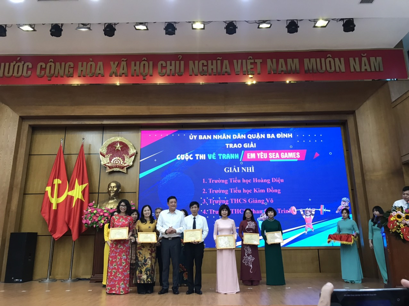 A group of people on a stage
Description automatically generated