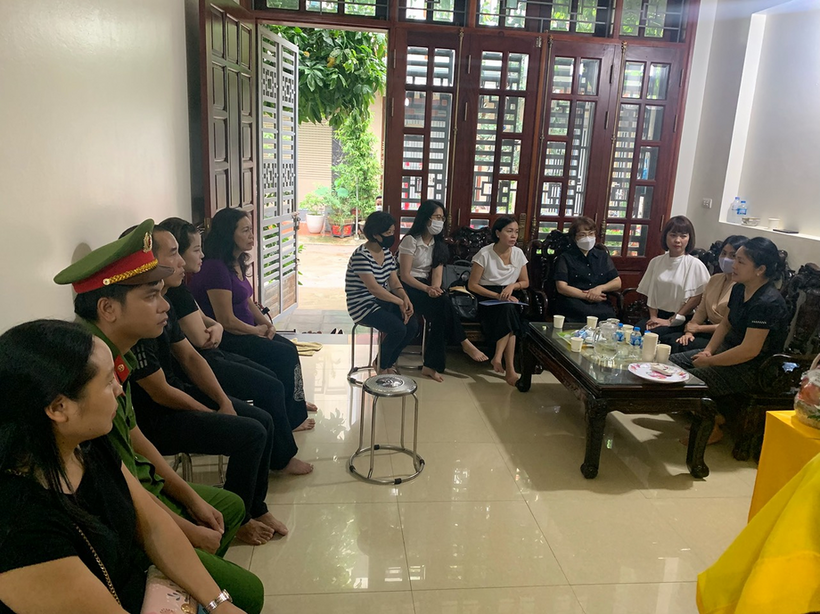 A group of people sitting in a room

Description automatically generated with medium confidence