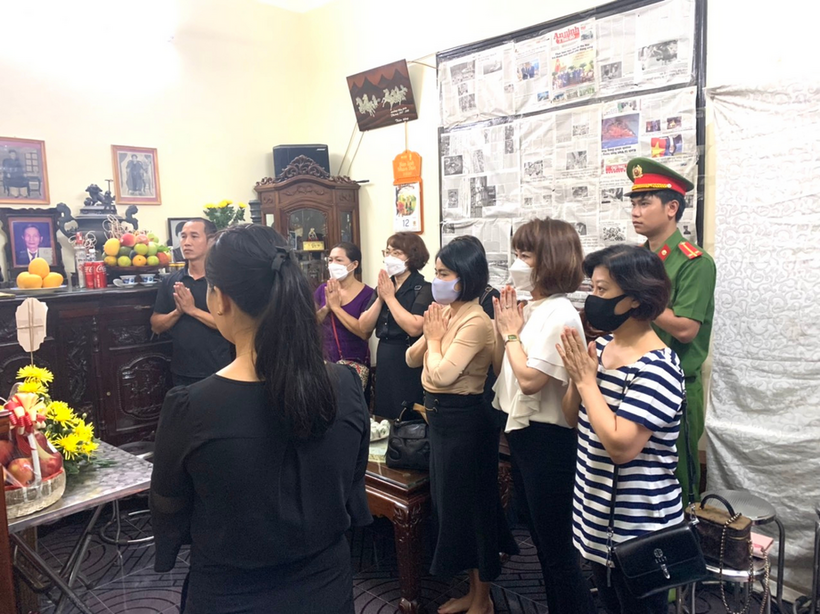 A group of people in a room

Description automatically generated