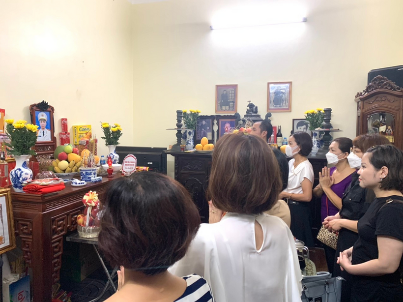 A group of people in a room

Description automatically generated