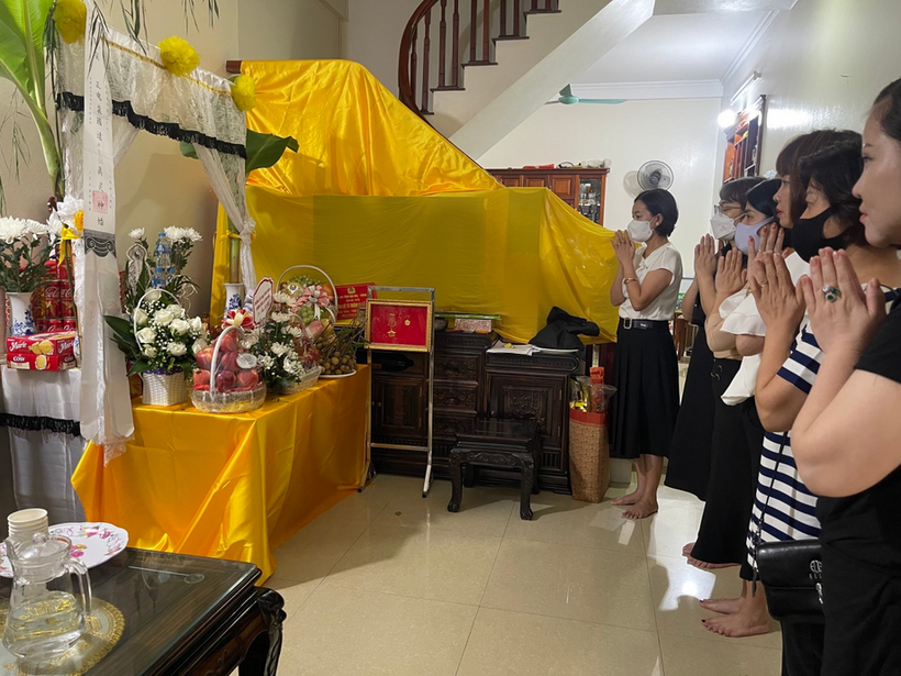 A picture containing person, indoor, floor

Description automatically generated