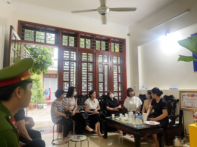 A group of people sitting in a room

Description automatically generated with medium confidence