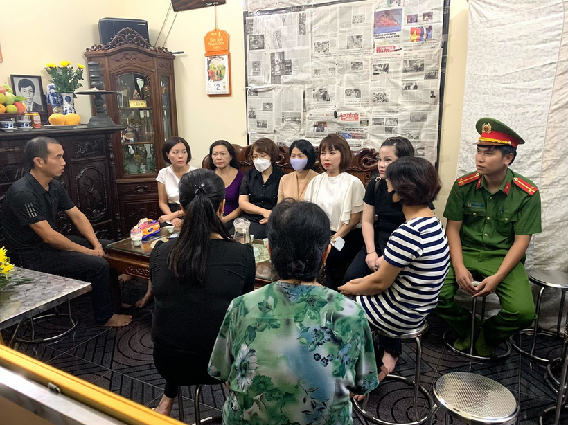 A group of people sitting in a room

Description automatically generated with medium confidence