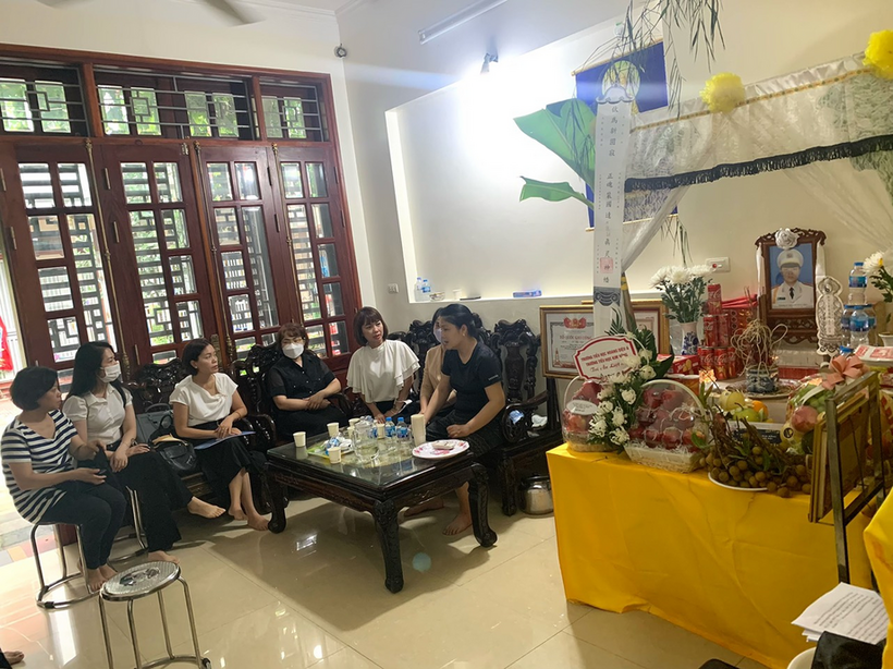 A group of people sitting in a room

Description automatically generated with medium confidence