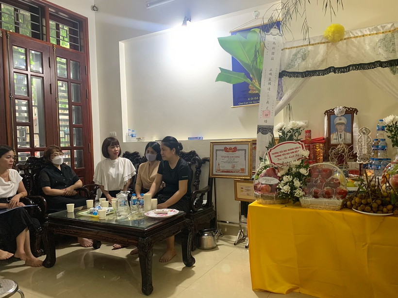 A group of people sitting around a table

Description automatically generated with medium confidence