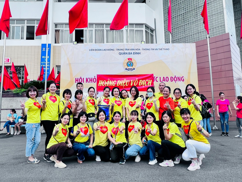 A group of people posing for a photo

Description automatically generated with medium confidence