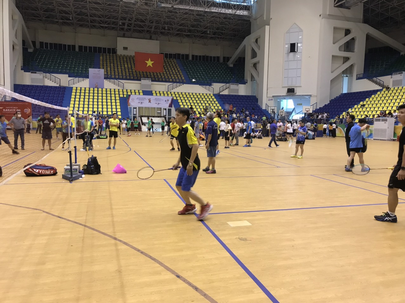 A group of people playing a sport

Description automatically generated with low confidence