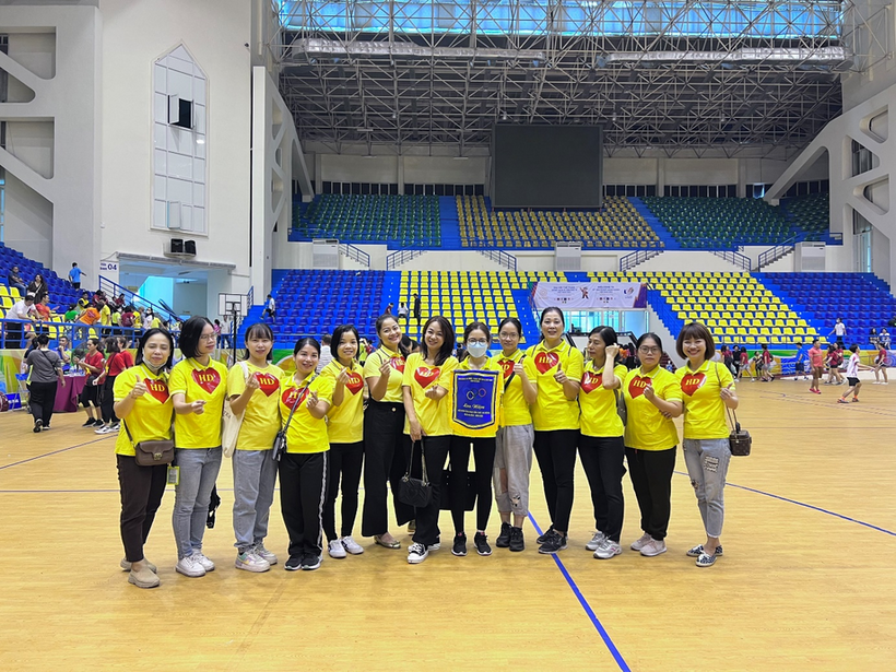 A group of people in yellow shirts

Description automatically generated with low confidence