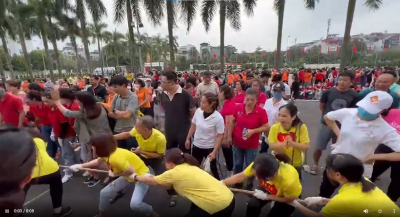 A picture containing person, outdoor, crowd

Description automatically generated