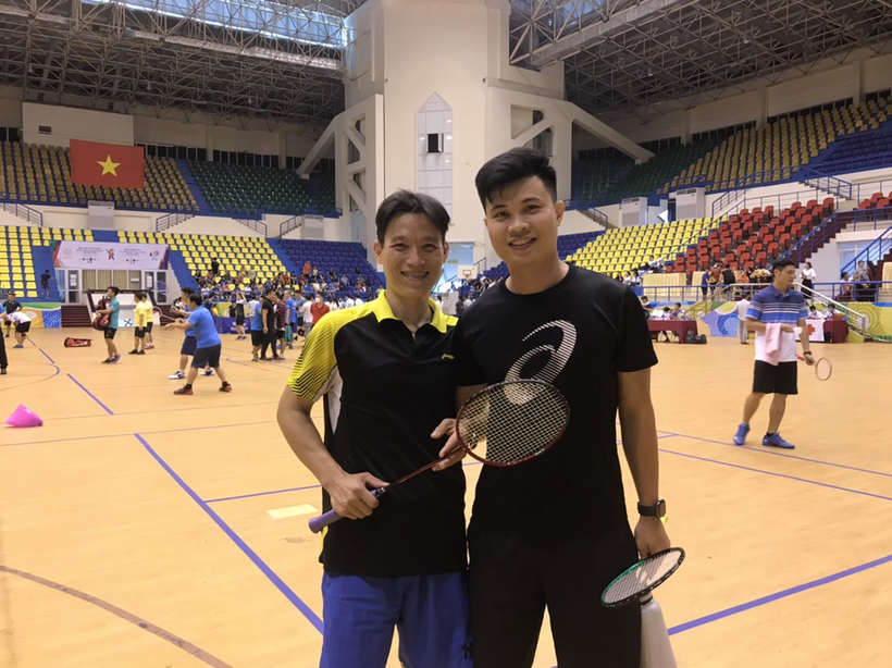 A couple of men holding tennis rackets

Description automatically generated with low confidence