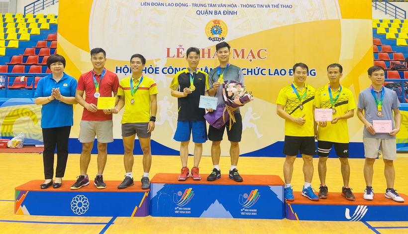 A group of people posing for a photo

Description automatically generated with medium confidence