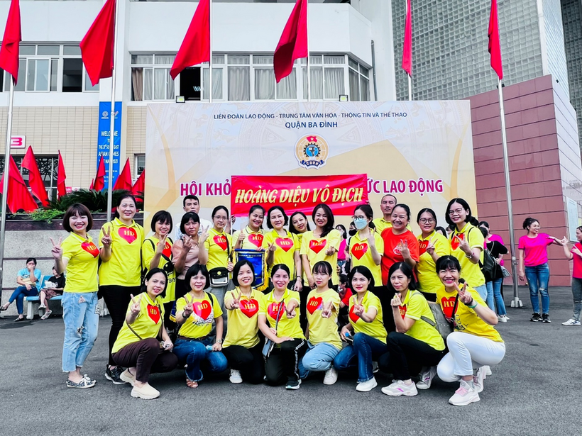 A group of people posing for a photo

Description automatically generated with medium confidence