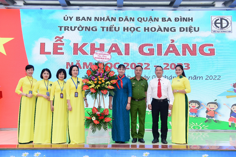 A group of people posing for a photo
Description automatically generated with medium confidence