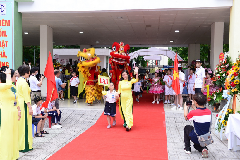 A picture containing rug, person, furniture, people
Description automatically generated