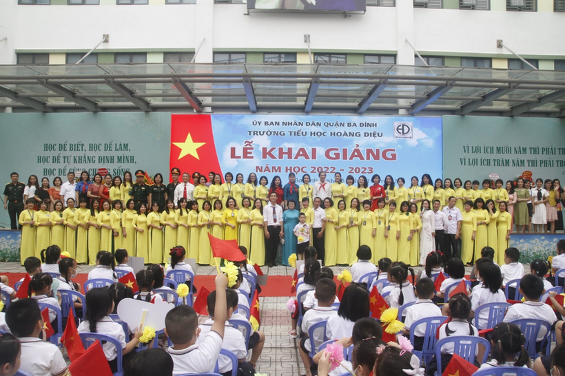 A picture containing text, person, people, group
Description automatically generated