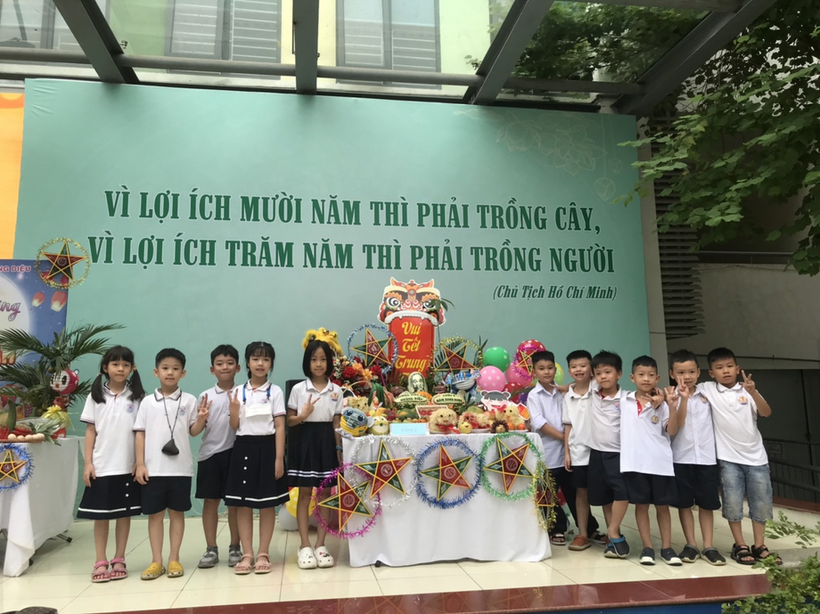 A group of children posing for a photo

Description automatically generated with medium confidence